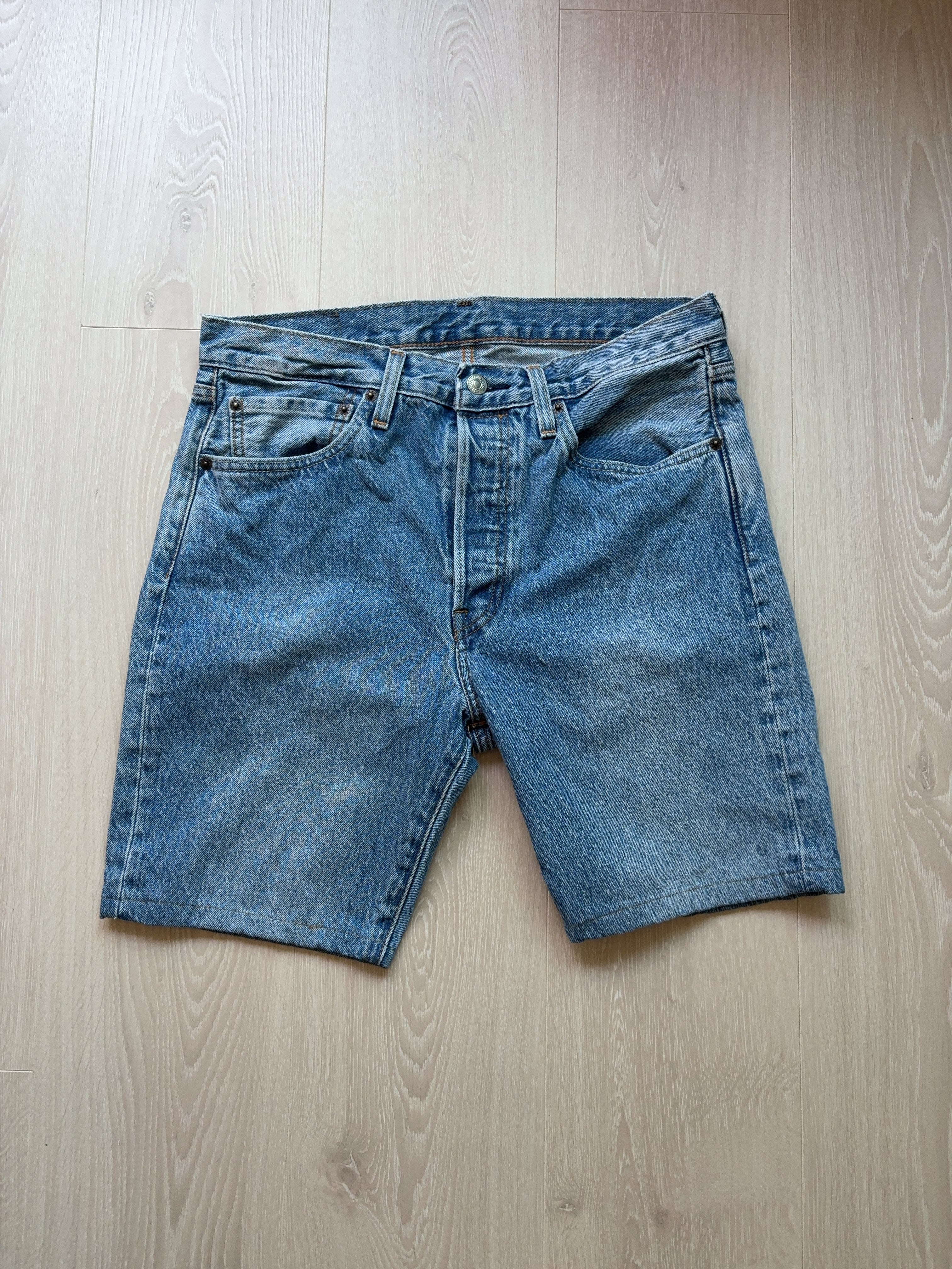 Vintage Levi Strauss & Co. Shorts (W32)